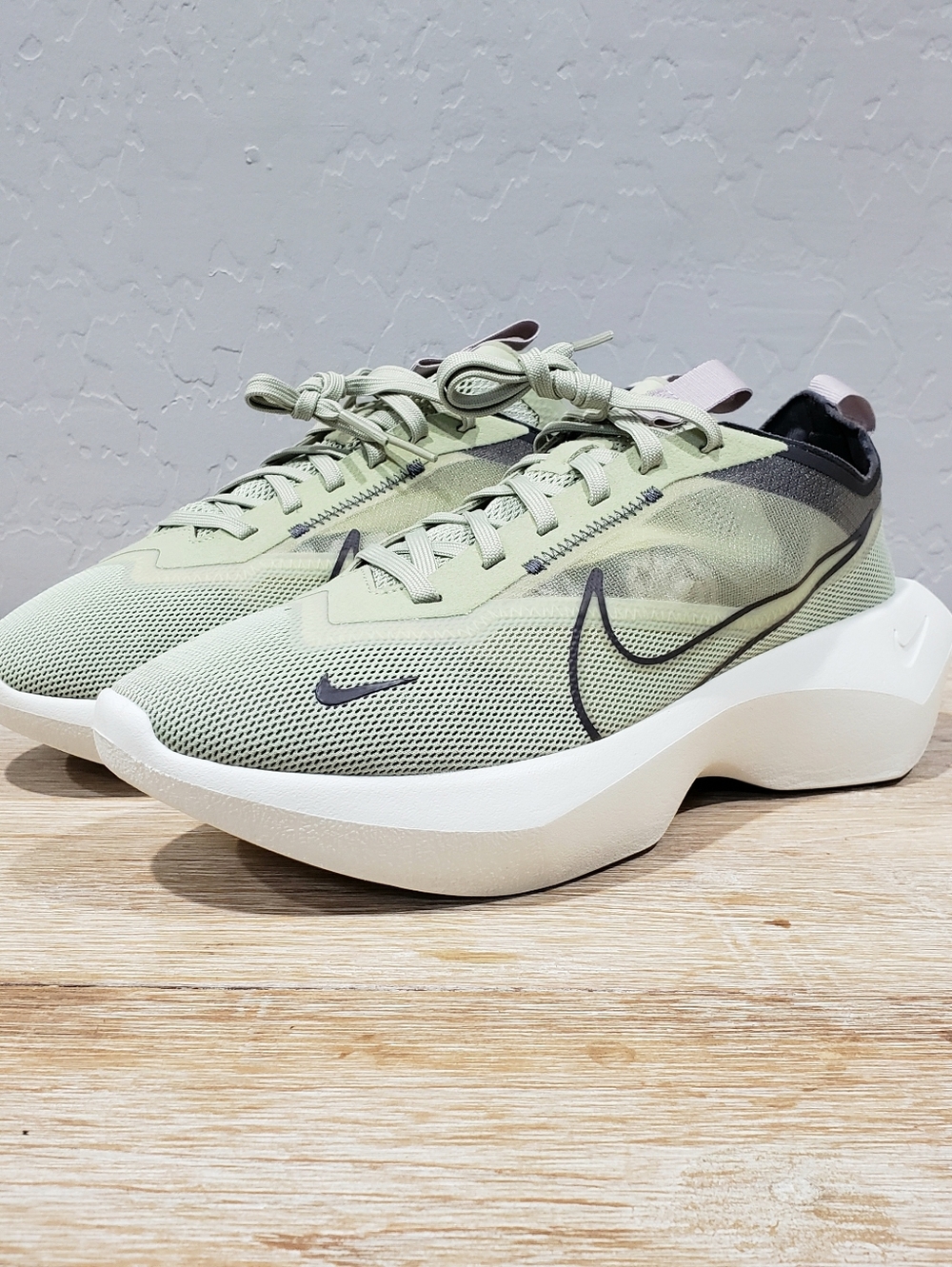 NIKE Women's Vista Lite Athleisure Sneakers (9.5) Olive Aura/White